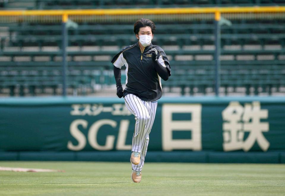 　マスクをして走り込む岩貞（阪神タイガース提供）