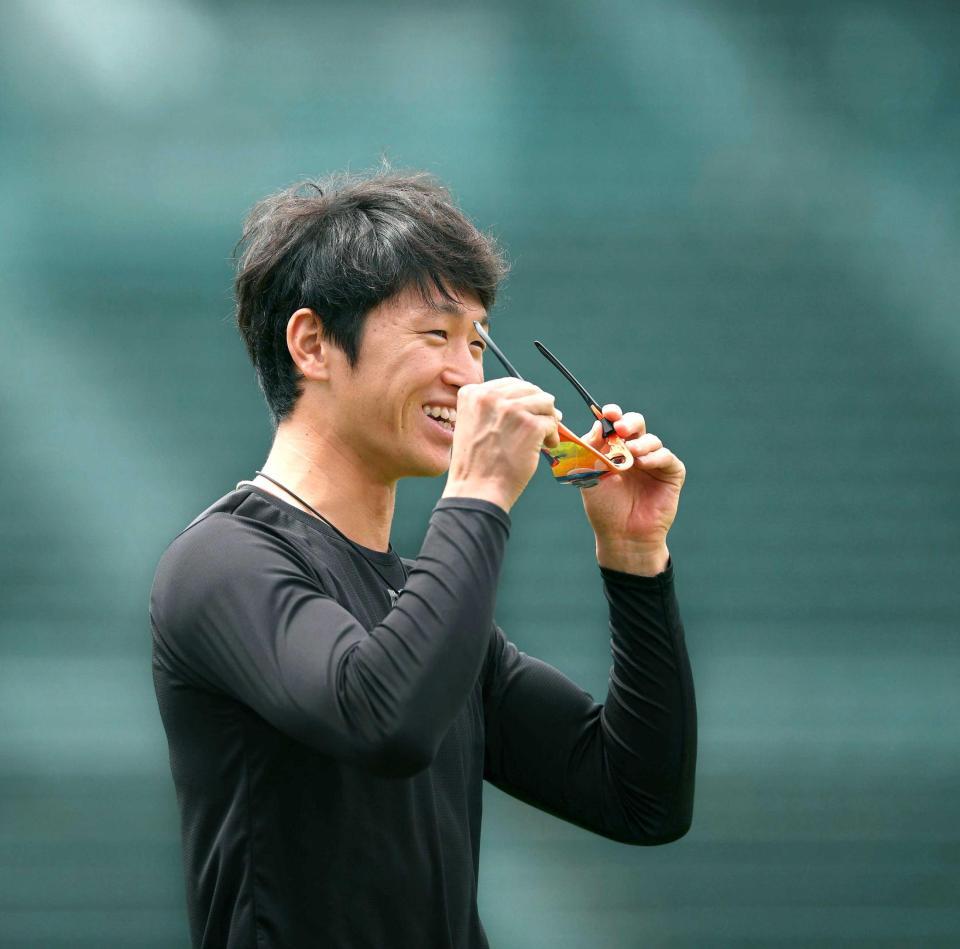 　笑顔を見せる近本（阪神タイガース提供）