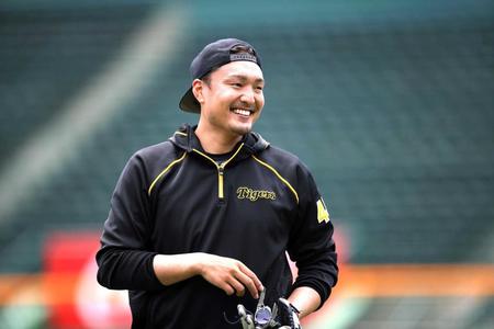 　笑顔を見せる秋山（阪神タイガース提供）