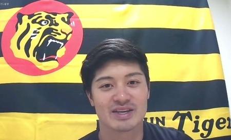オンラインで取材を受ける阪神・坂本誠志郎＝甲子園