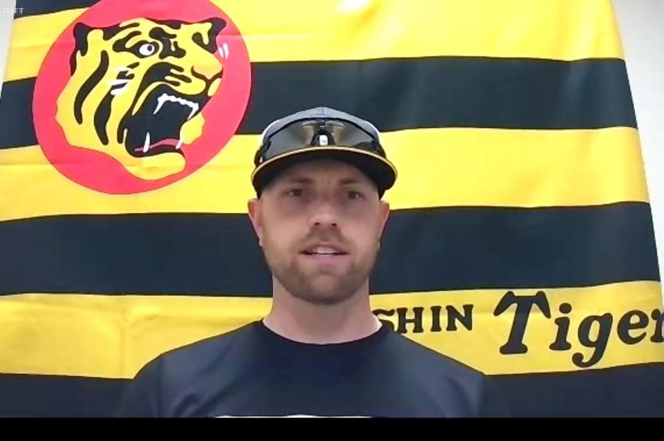 　練習後、オンライン取材に応じる阪神・エドワーズ