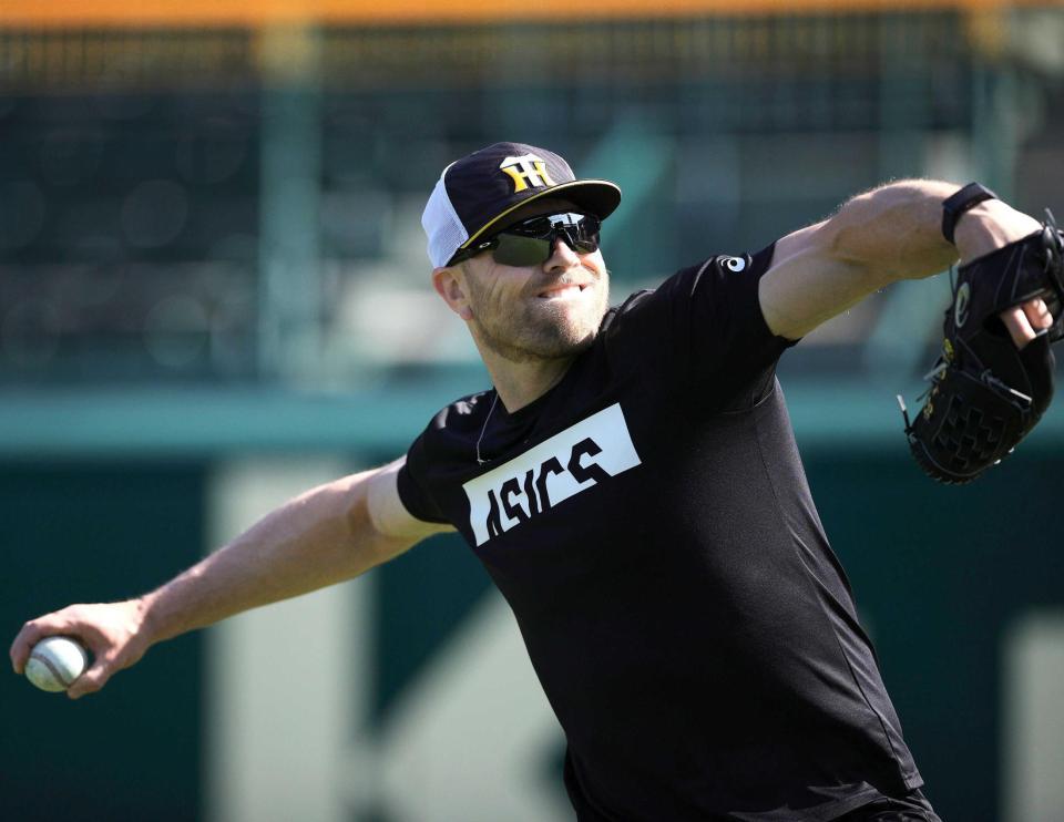 　キャッチボールするエドワーズ（阪神タイガース提供）