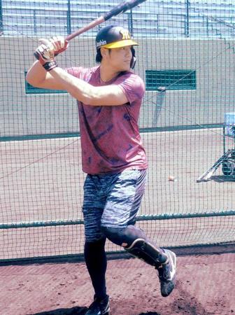 　打撃練習をする中谷（阪神タイガース提供）