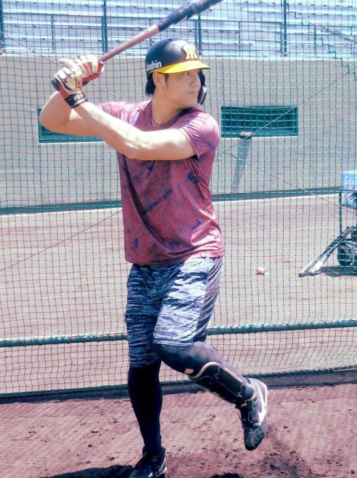 　打撃練習をする中谷（阪神タイガース提供）