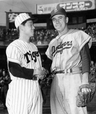 　１９５６年の日米野球でドジャースの選手と握手を交わす吉田義男