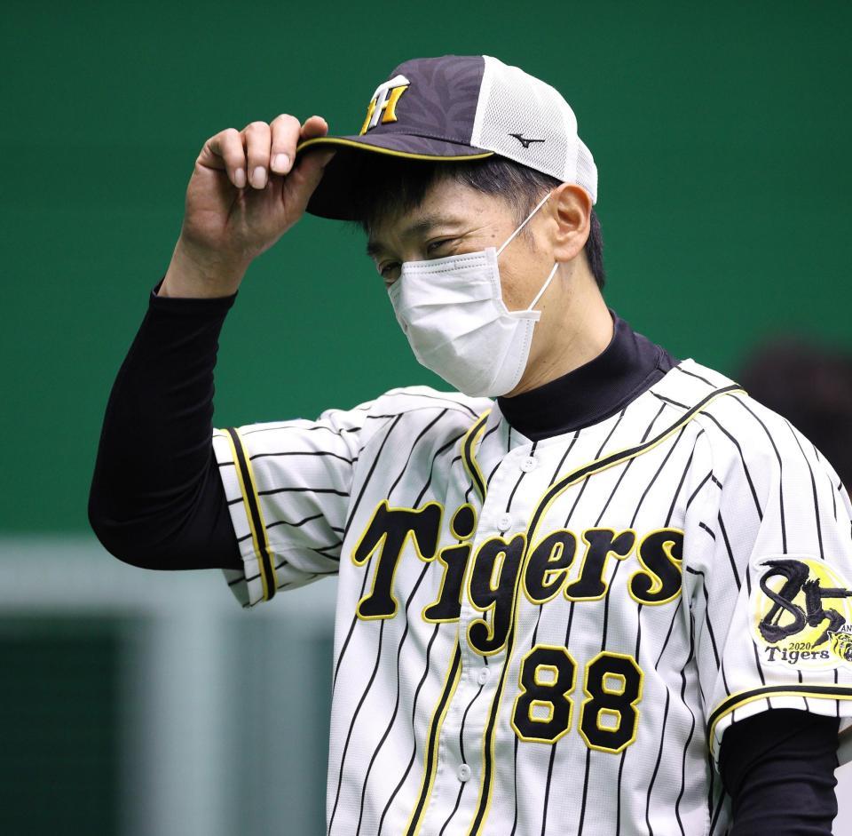 マスク姿で練習を見守る阪神・矢野燿大監督＝甲子園（阪神タイガース提供）