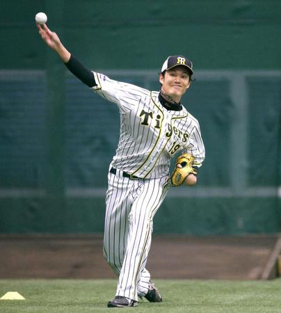 　ユニホームに袖を通し練習する藤浪（阪神タイガース提供）