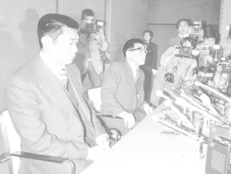 　江川卓（左）の入団契約を発表する小津正次郎球団社長＝７９年１月３１日