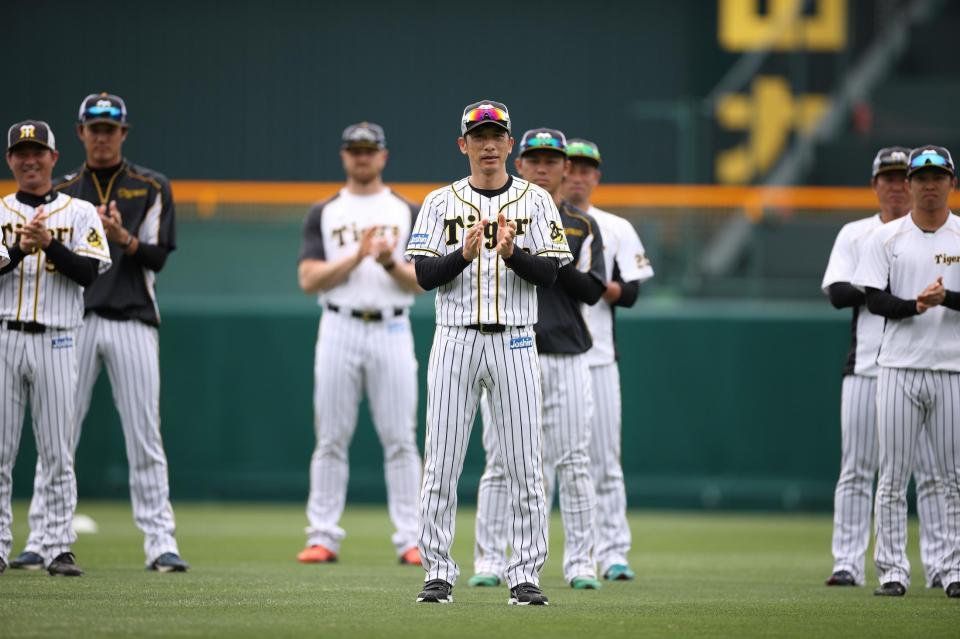 練習前にクラップ・フォー・ケアラーズを実施した阪神・矢野燿大監督とナイン＝甲子園（阪神タイガース提供）