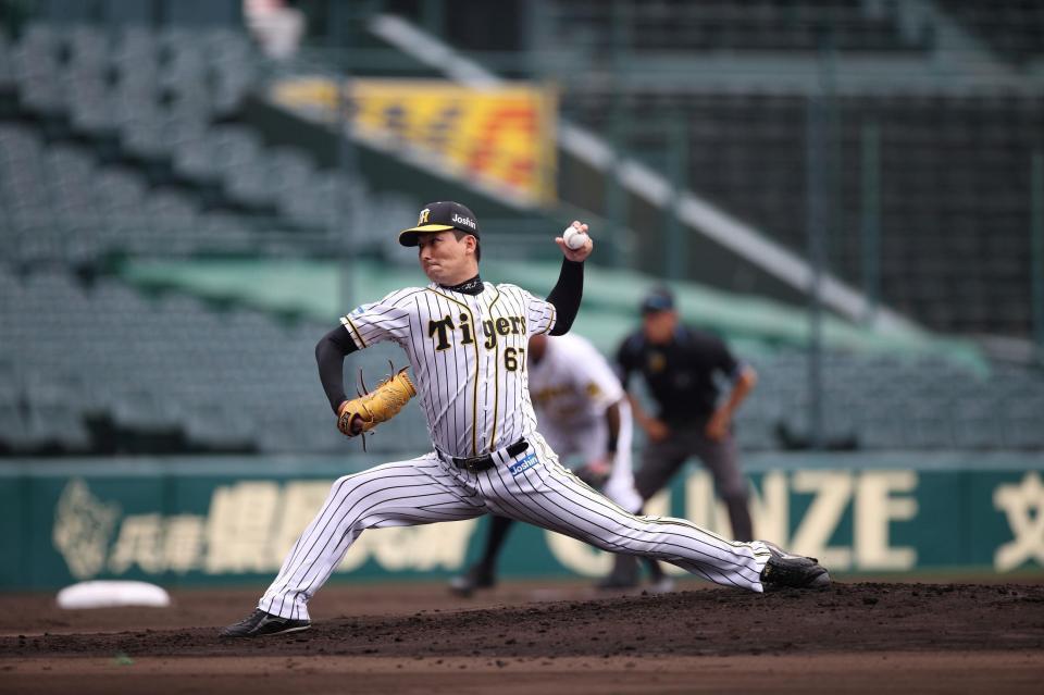 　シート打撃に登板する阪神・岩崎優＝甲子園（阪神タイガース提供）