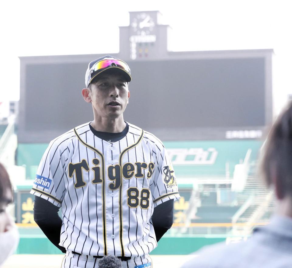 紅白戦を終え代表インタビューに答える矢野監督（代表撮影）