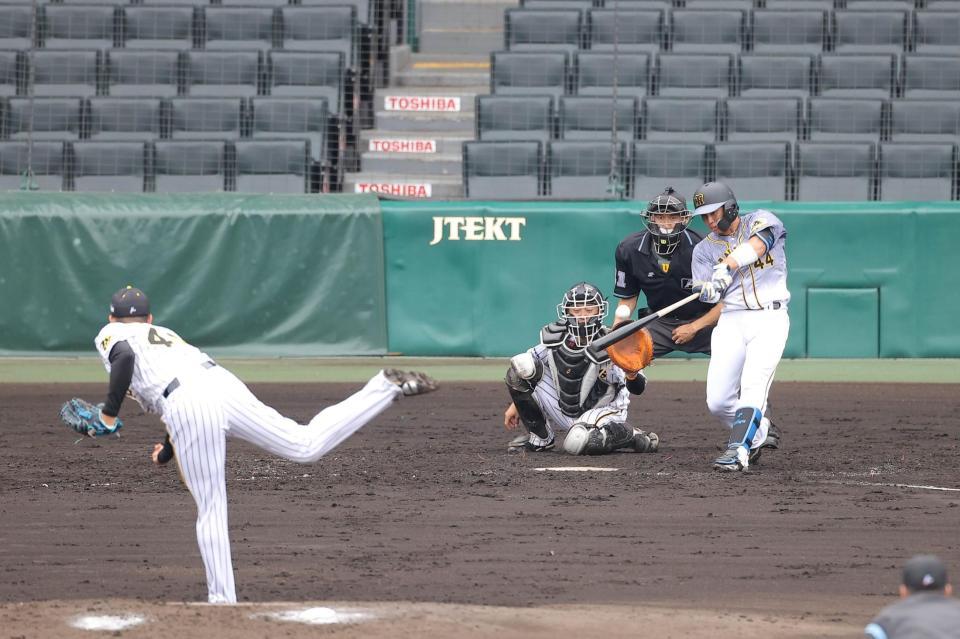 五回、梅野隆太郎が適時二塁打を放つ＝甲子園（代表撮影）
