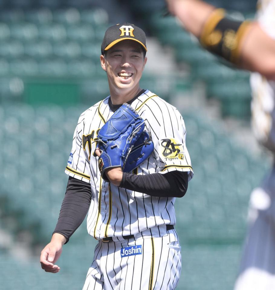 ２回、安部を併殺に斬り笑顔でベンチへ戻る青柳（撮影・飯室逸平）