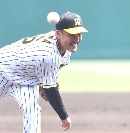 気迫の投球を見せる秋山拓巳（撮影・飯室逸平）