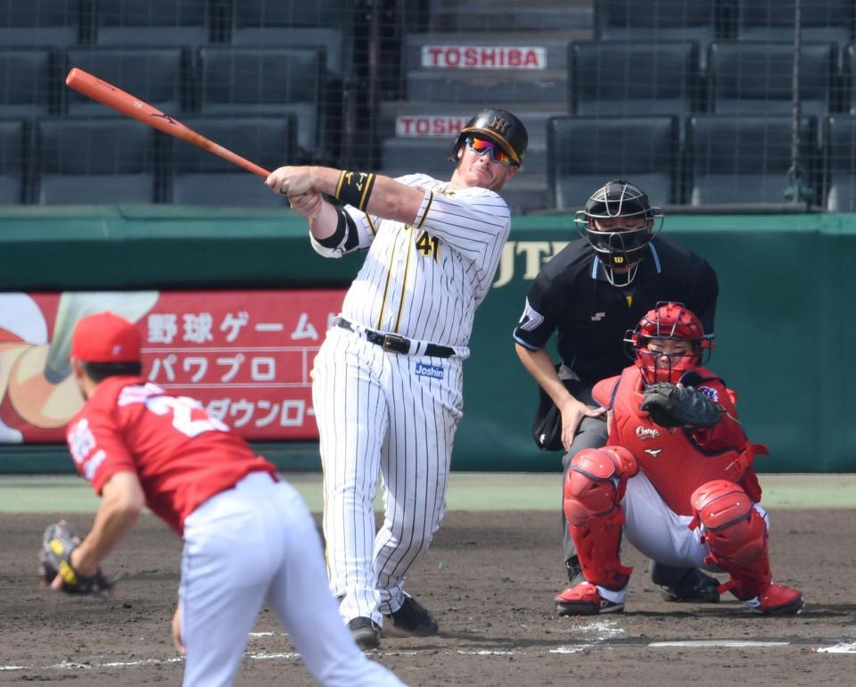 三回、２ランを放つボーア（撮影・田中太一）