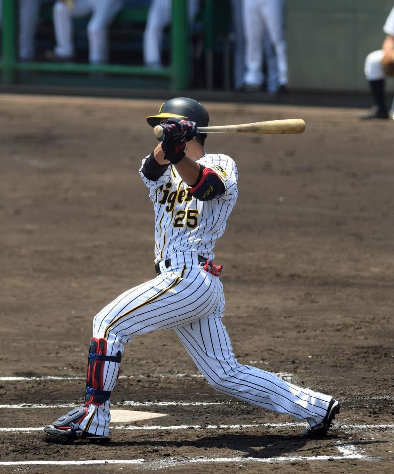 １回阪神１死一塁、阪神・江越大賀は左越えに先制２ランを放つ＝鳴尾浜（撮影・山口登）