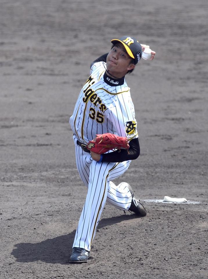 ４回、才木は二番手で登板し力投する（撮影・山口登）