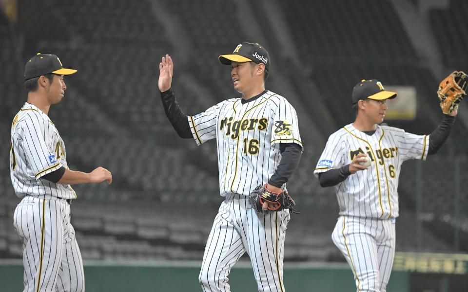 ５回を投げ終え“エアタッチ”でベンチに戻る西勇（中央）（撮影・高部洋祐）