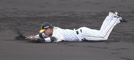 　２回、好捕する阪神・木浪聖也