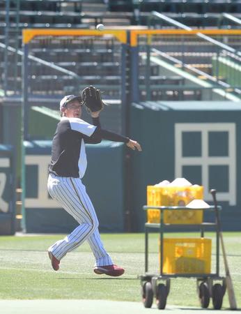 試合前、守備練習する大山悠輔（撮影・高部洋祐）