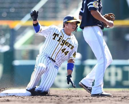 ２回、二盗を決める梅野（撮影・飯室逸平）