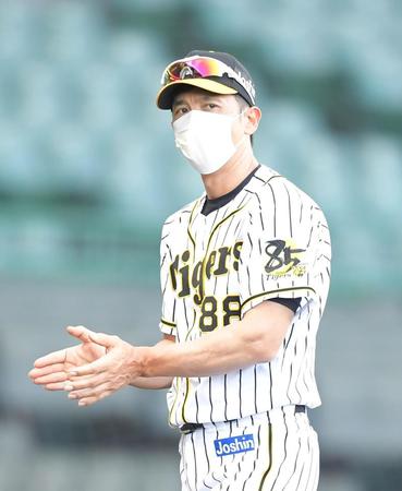 ナインを鼓舞する矢野監督（撮影・高部洋祐）