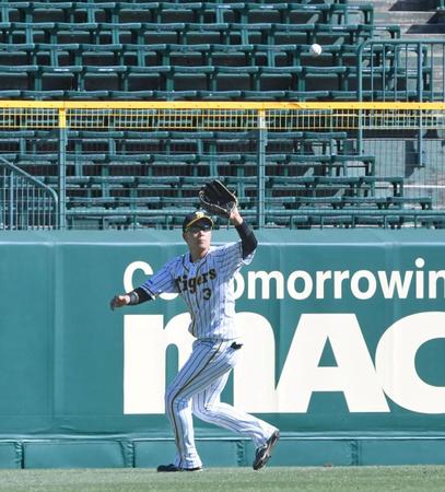 ６回、今宮の左飛を捕球する左翼手・大山（撮影・飯室逸平）