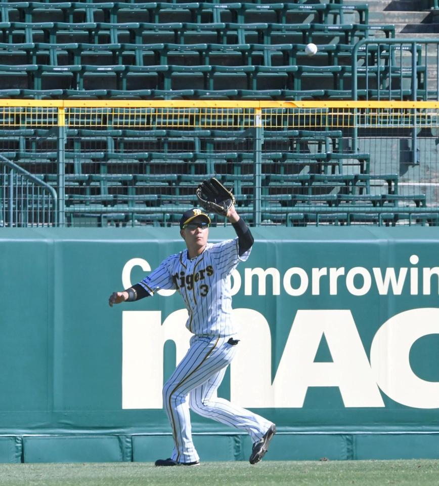 ６回、今宮の左飛を捕球する左翼手・大山（撮影・飯室逸平）