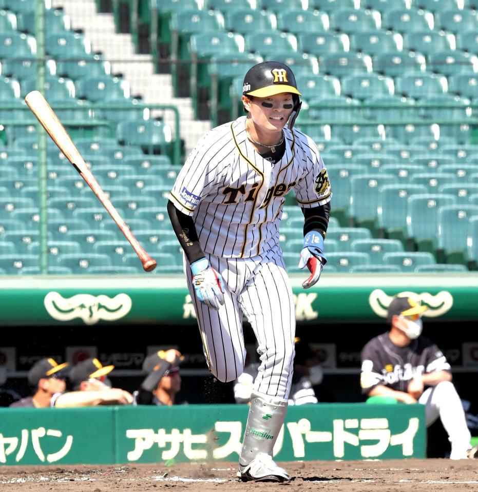 　３回、左越えに先制２ランを放ち駆け出す北條（撮　影・高部洋祐）