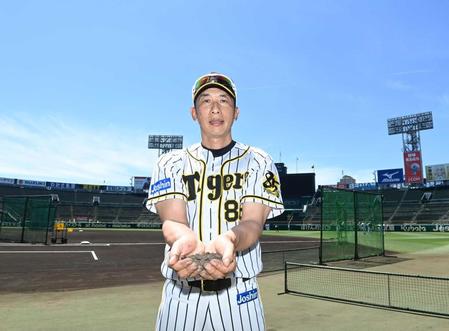 　甲子園の土を手にする矢野監督