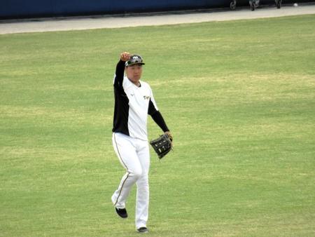 試合前練習で左翼守備を確かめる阪神・大山