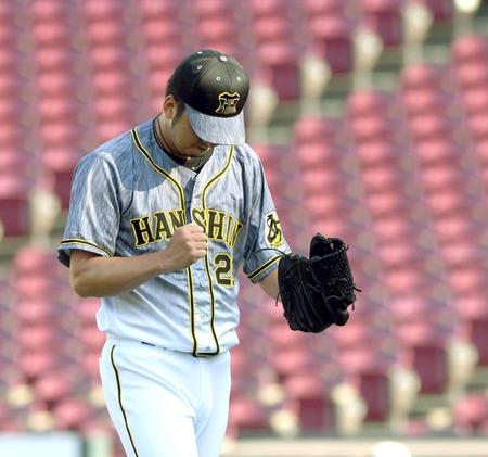 　９回、広島打線を無失点に抑えガッツポーズを見せる藤川（撮影・田中太一）