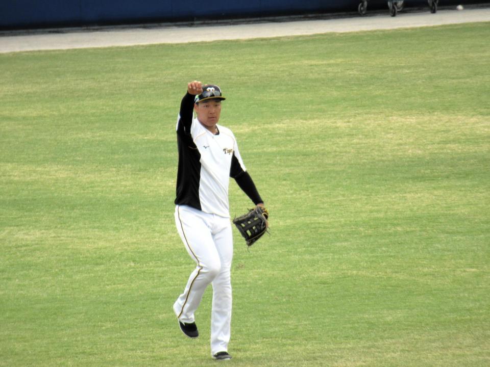 試合前練習で左翼守備を確かめる阪神・大山