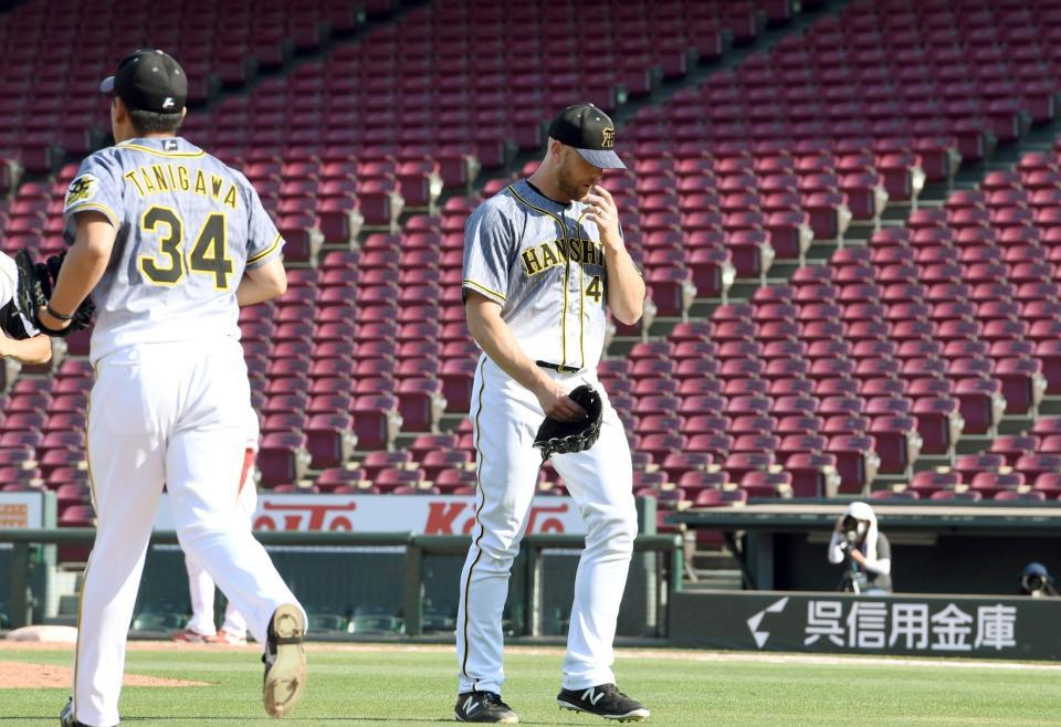 　７回、５連続四球を出したエドワーズ（右）は谷川と交代しベンチへ下がる（撮影・田中太一）