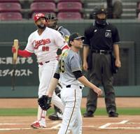 広島・メヒアに先制満塁弾を浴びる先発の阪神・ガンケル＝マツダスタジアム（撮影・田中太一）