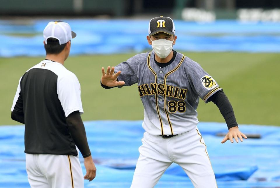 試合前の練習で、阪神・谷川昌希（左）に対して手ぶりを交えて指導する阪神・矢野燿大監督＝マツダスタジアム（撮影・田中太一）
