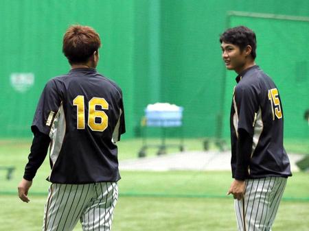 　話をする西純（右）と西勇（代表撮影）