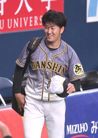 　練習を終え、引き揚げる阪神・岩貞祐太＝京セラドーム大阪