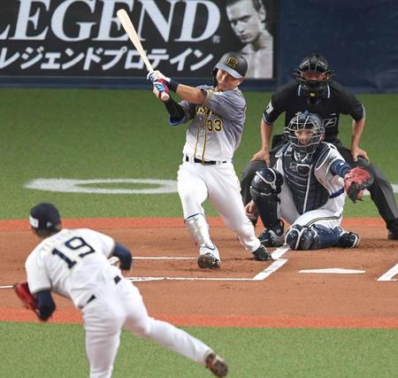 　１回、右前打を放つ阪神・糸原健人
