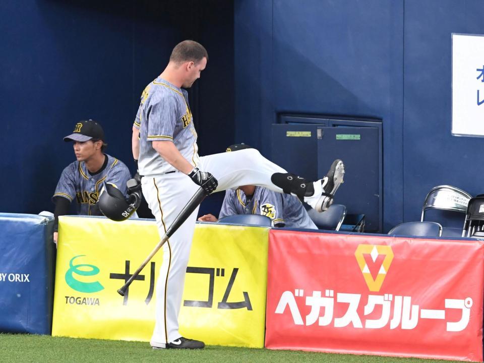 　２回、空振り三振に倒れベンチへ戻る阪神・サンズ