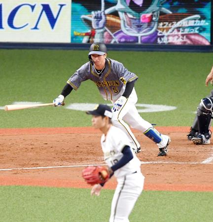 　５回、勝ち越しタイムリーを放つ近本（撮影・飯室逸平）