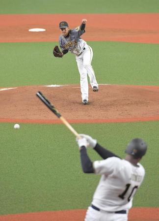 ５回、オリックス　アダム・ジョーンズ（手前）を遊ゴロに打ち取る阪神・岩貞祐太＝京セラドーム（撮影・高部洋祐）