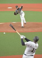 ５回、オリックス　アダム・ジョーンズ（手前）を遊ゴロに打ち取る阪神・岩貞祐太＝京セラドーム（撮影・高部洋祐）