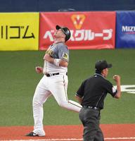 ６回、併殺打に倒れ悔しがるボーア