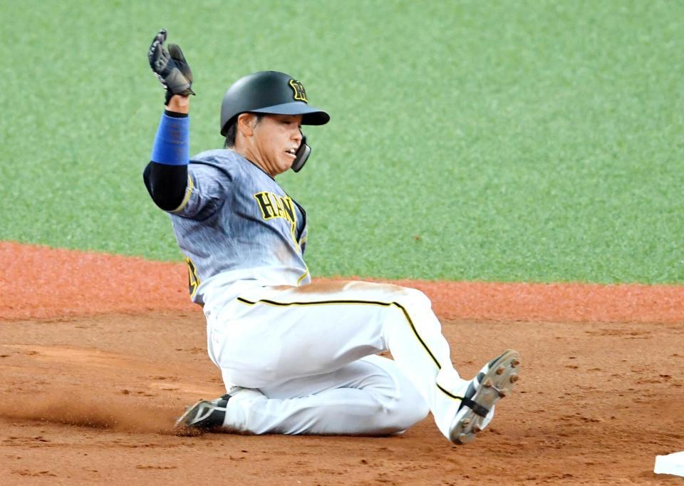 　５回、一塁走者・梅野はバッテリーミスの間に二塁を奪う（撮影・飯室逸平）