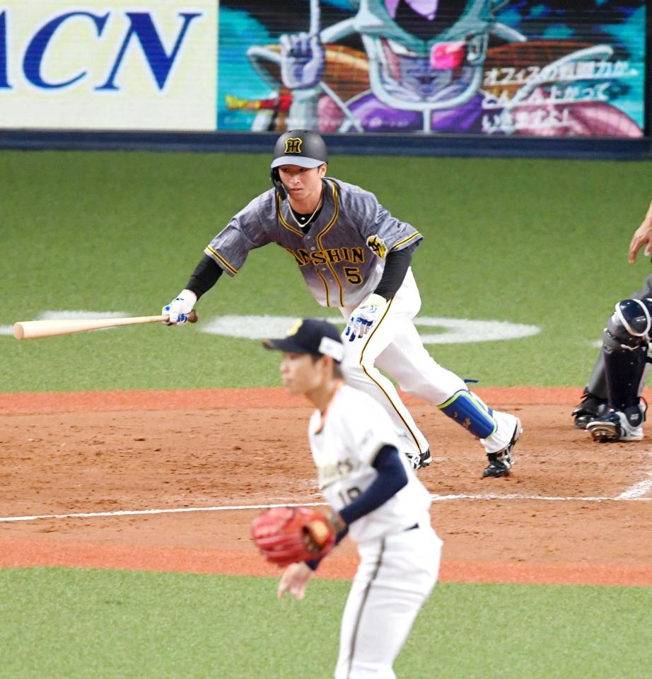 　５回、勝ち越しタイムリーを放つ近本（撮影・飯室逸平）