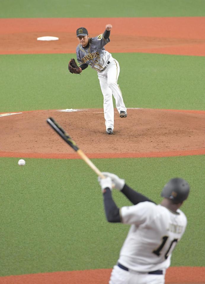 ５回、オリックス　アダム・ジョーンズ（手前）を遊ゴロに打ち取る阪神・岩貞祐太＝京セラドーム（撮影・高部洋祐）