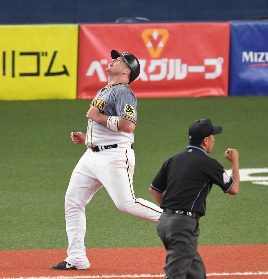 ６回、併殺打に倒れ悔しがるボーア