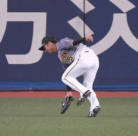 ２回、好捕する近本光司（撮影・北村雅宏）