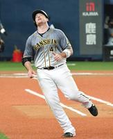 　６回、チャンスに二ゴロ併殺打に倒れ、天を仰ぐボーア